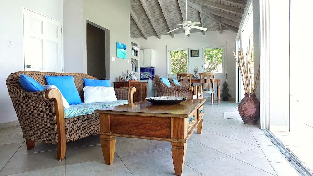 Beach House Younes by Island Properties Online