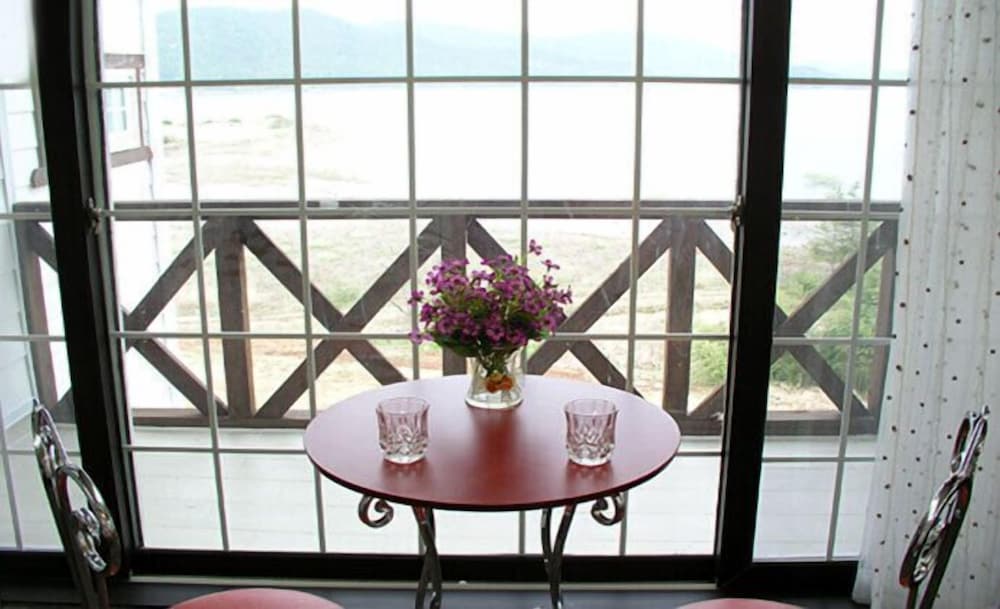 White House on the Hill HayanZip