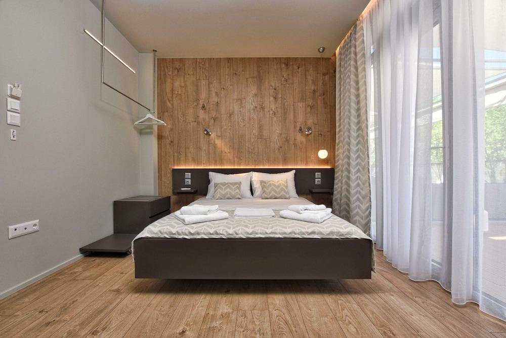 Sani More & Sani Woods