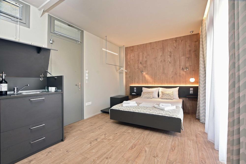 Sani More & Sani Woods