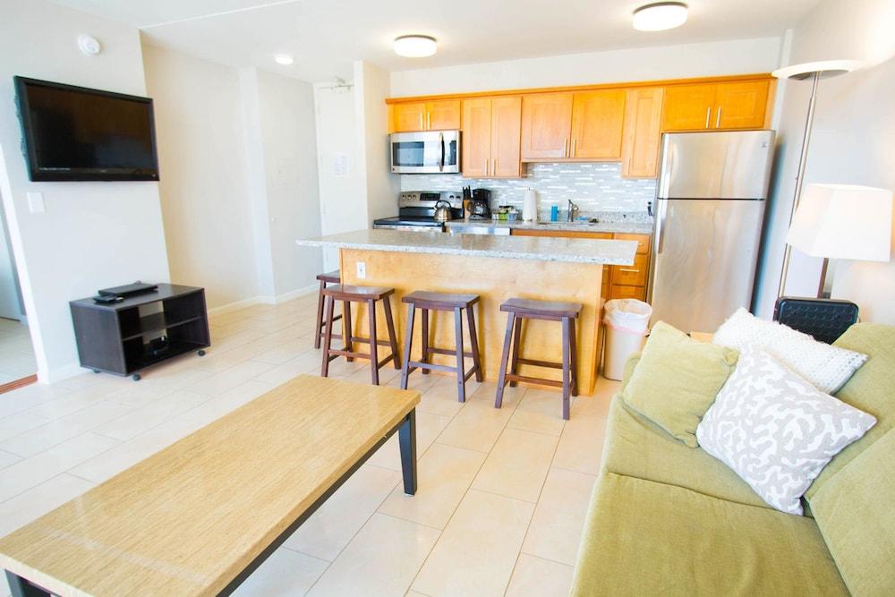 Waikiki Banyan - Ocean View Tower 1 Suite 2210