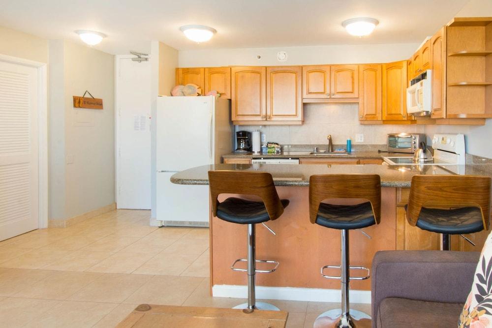 Waikiki Banyan - Pool View Tower 1 Suite 911