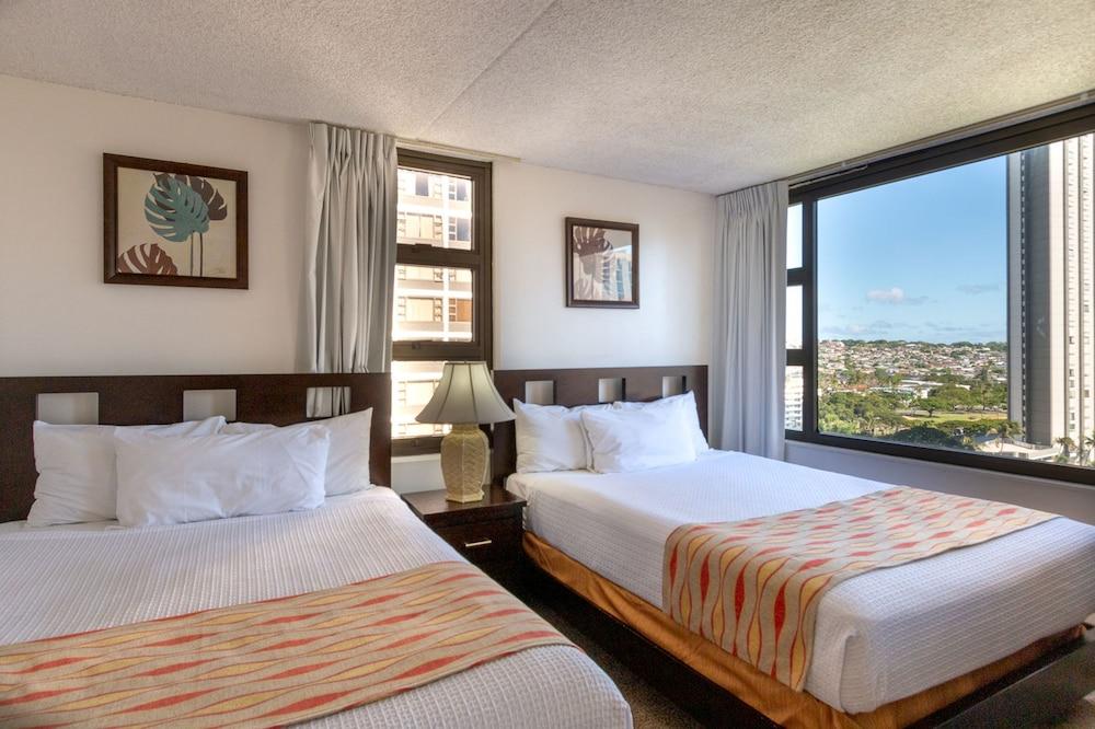 Waikiki Banyan - Pool View Tower 1 Suite 1501