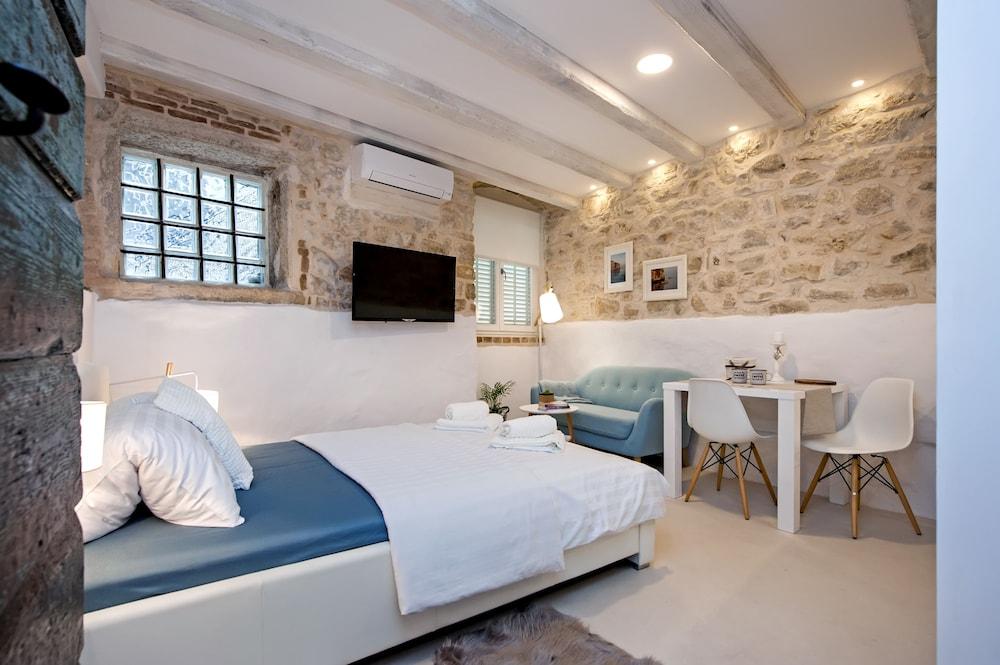 Luna Rooms and Studios