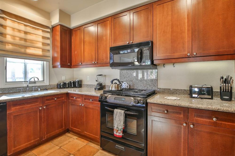 Legacy 3 Bedrooms L48 by RedAwning