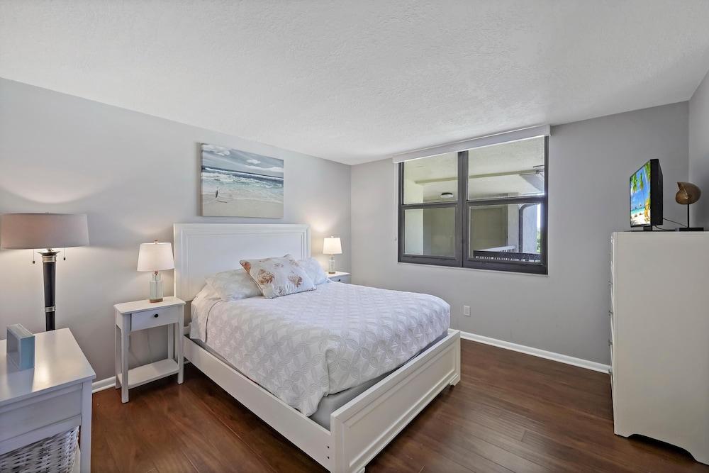 South end Condo With Pool/spa and Steps to Beach