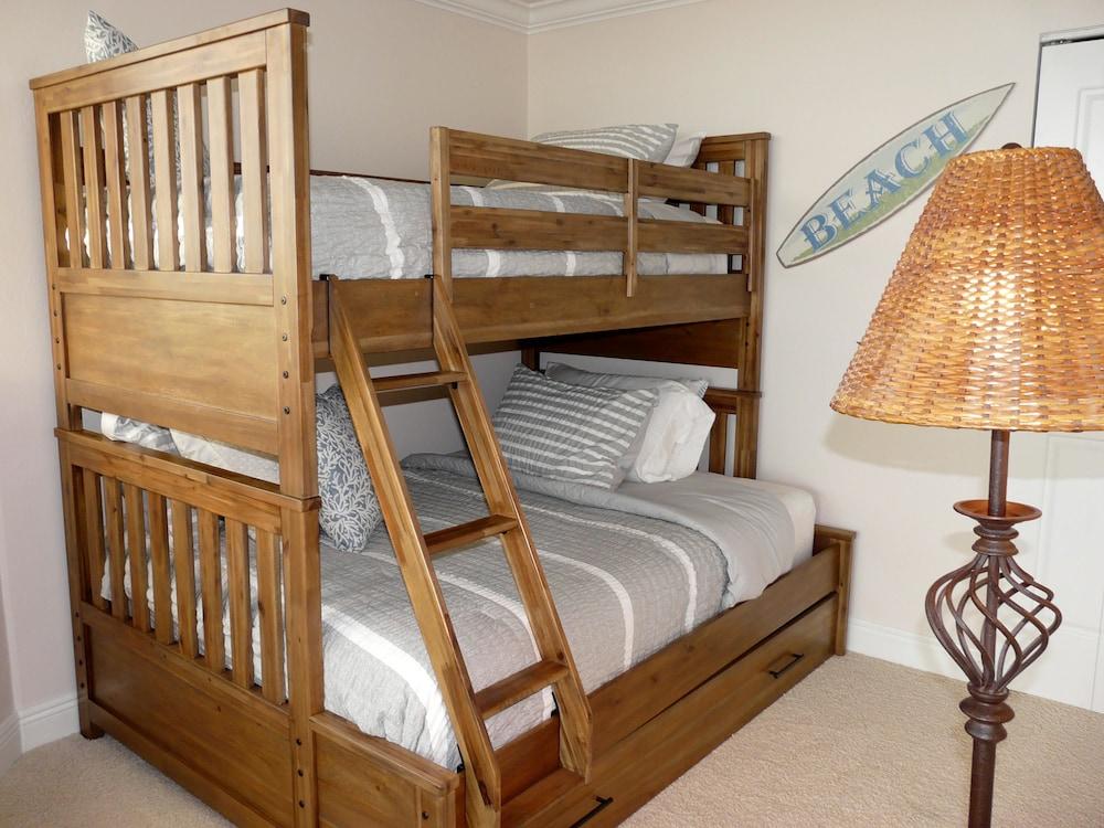 Stylish Beachfront Condo With Spa/pool and Ocean Views