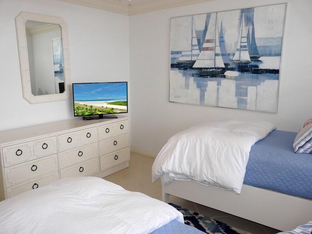 Eye-catching Beachfront Condo With Pool and Nice Views