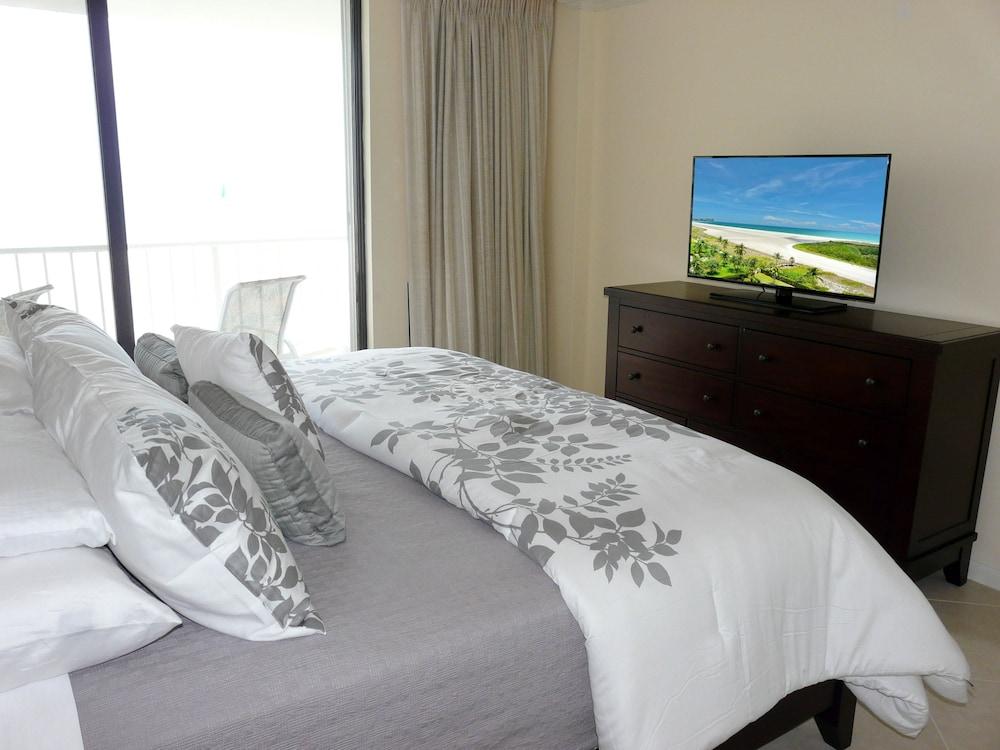 Eye-catching Beachfront Condo With Pool and Nice Views