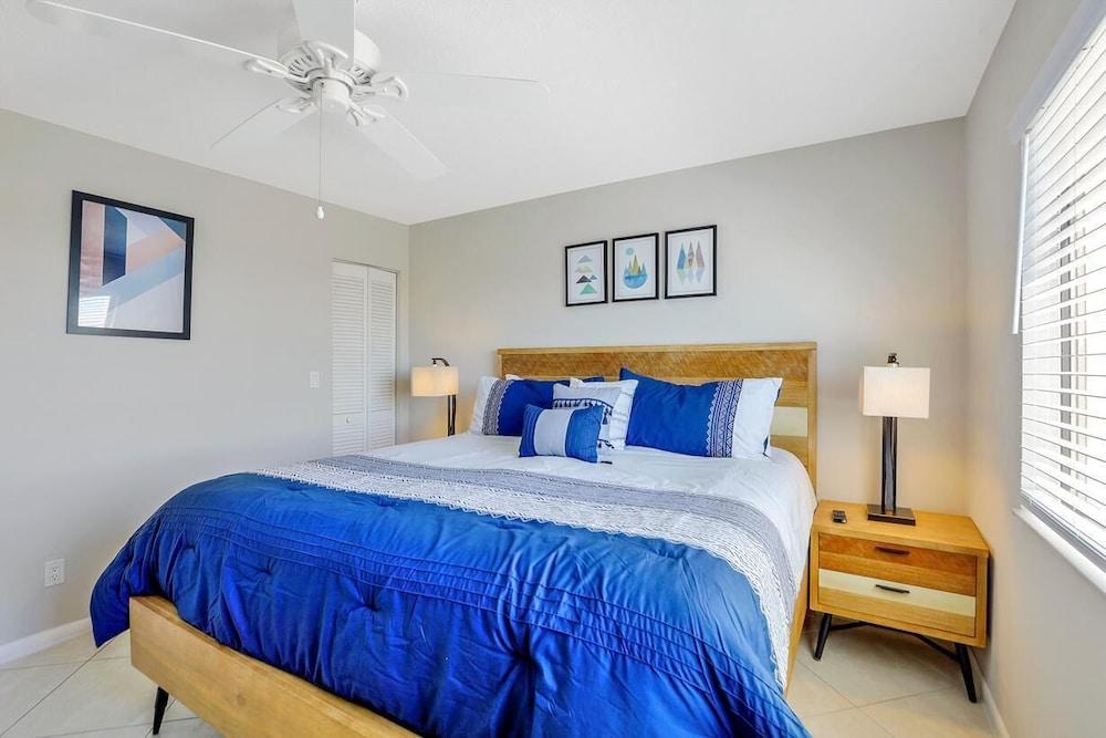 Inviting Beachfront Condo With Pool, spa and Views