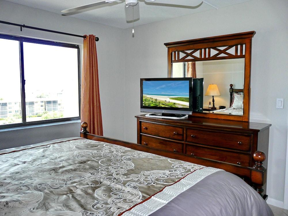 Inviting Beachfront Condo With Pool, spa and Views