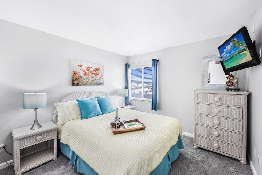 Breezy Condo With Deluxe Pool and Private Beach Access