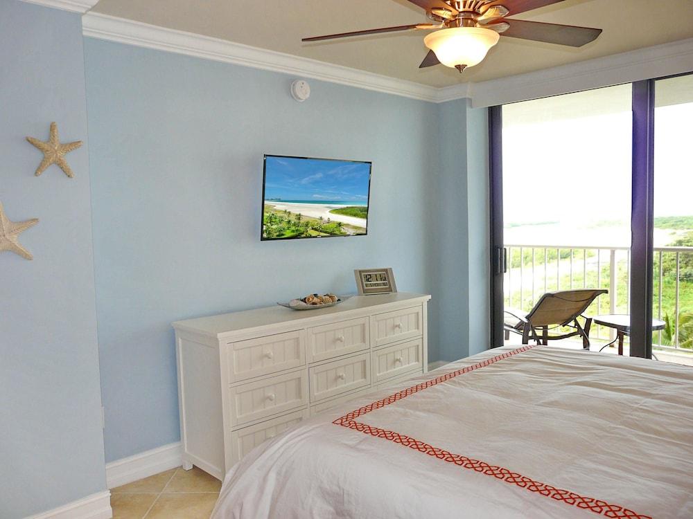 Beachfront Condo With Pool and Dazzling Ocean View