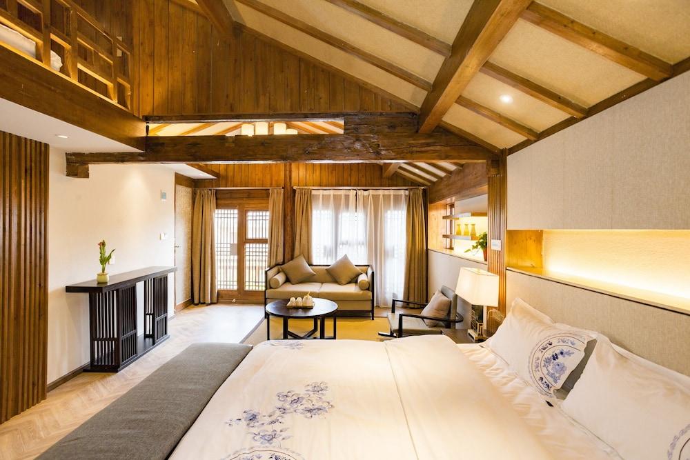 Lijang First Bay Hotel