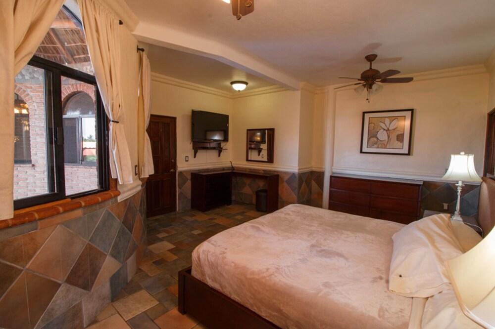 Casa Fibba 4 BR by Casago