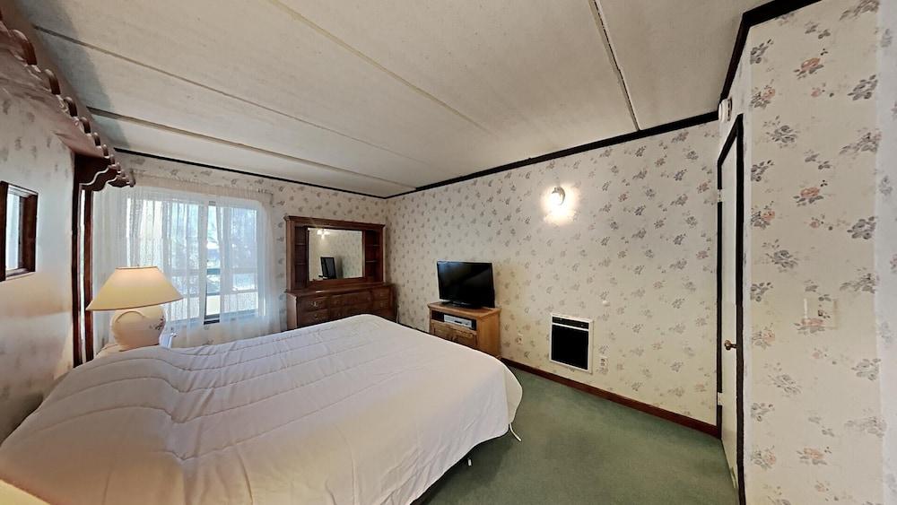 Retro 3 Bed 3 Bath Condo with Mountain View!