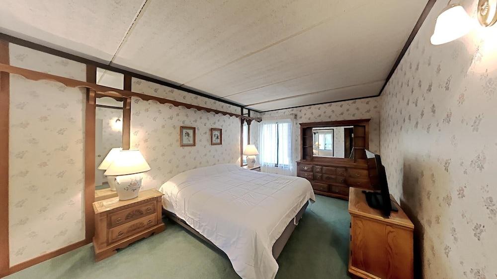 Retro 3 Bed 3 Bath Condo with Mountain View!