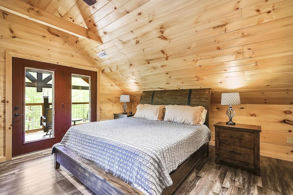 All Decked Out 4 Bedroom Cabin by RedAwning