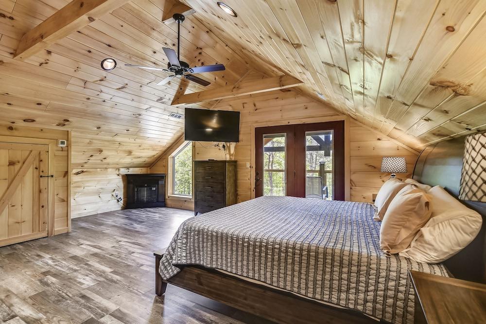 All Decked Out 4 Bedroom Cabin by RedAwning