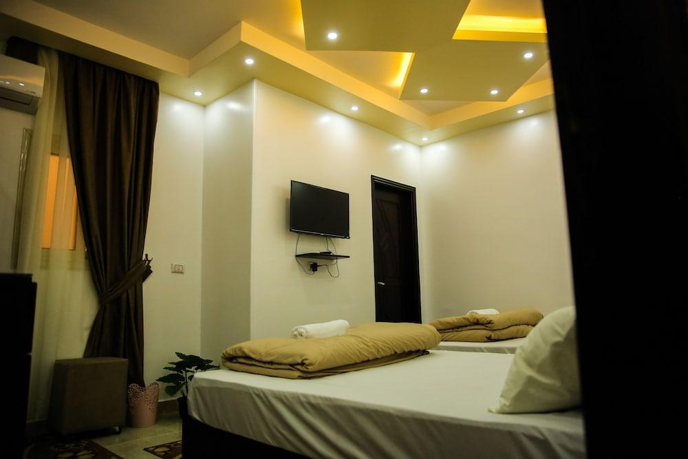 Queen Pyramids View Inn