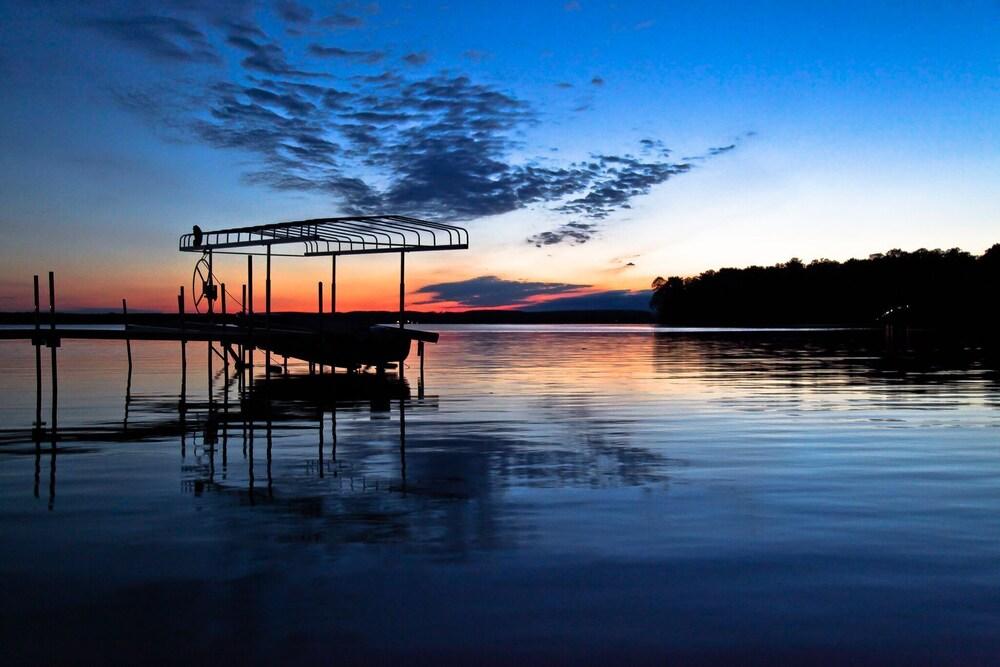 #8 - Mackinac Point 1 Bedroom Cabin by RedAwning