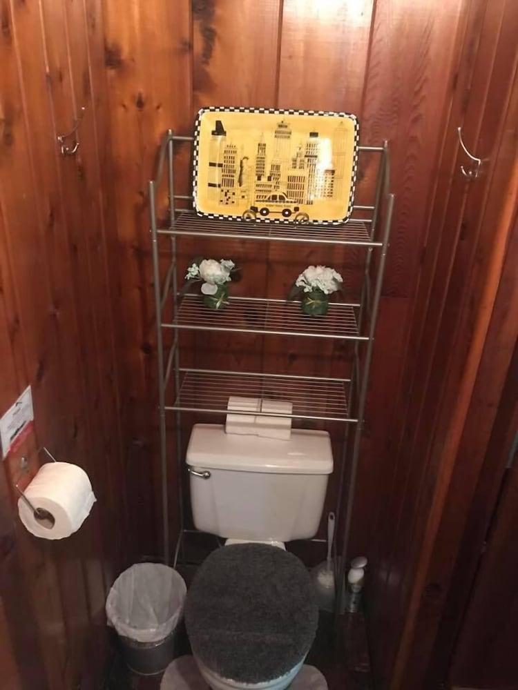 #5 - Times Square 2 Bedroom Cabin by RedAwning