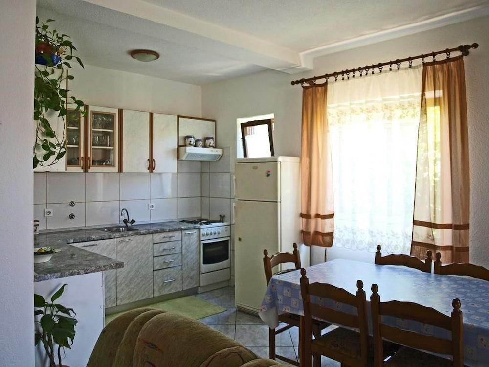 Apartments Janja Postira