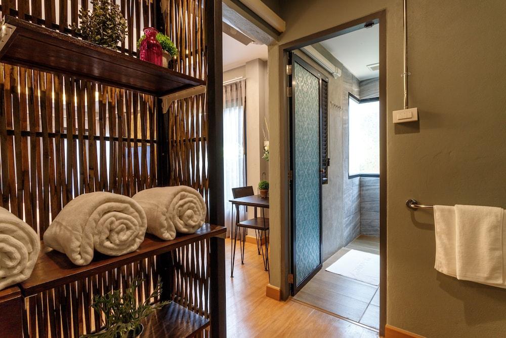 Hostel One Art & Gallery