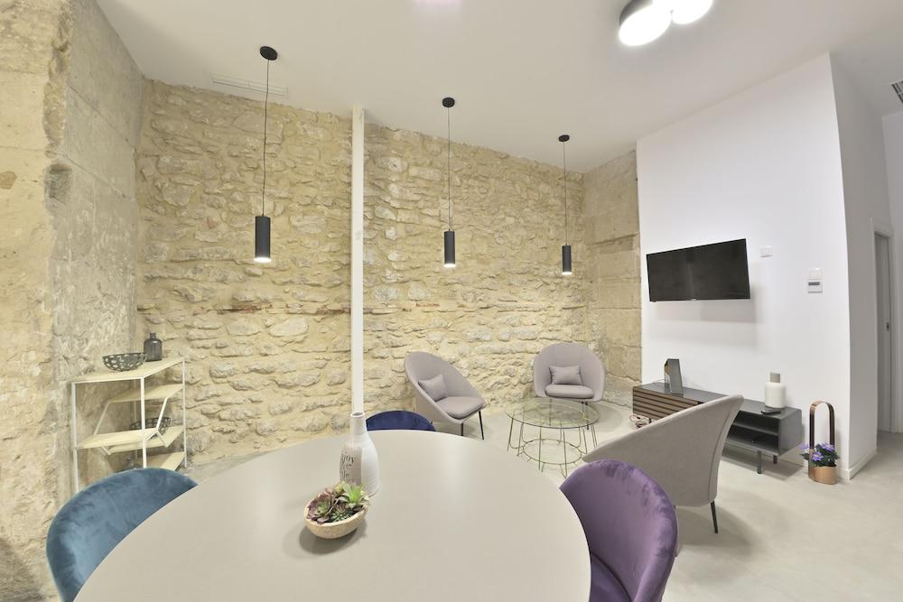 MyFlats Luxury Downtown