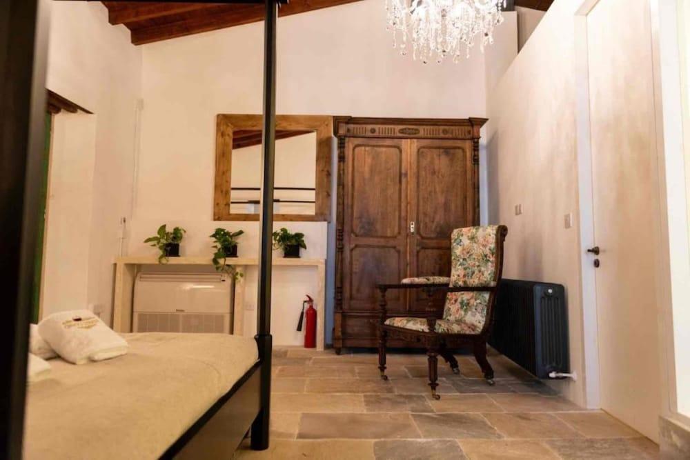 Oinou Strata - Adults Only