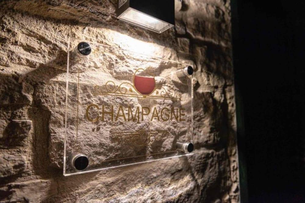 Oinou Strata - Adults Only