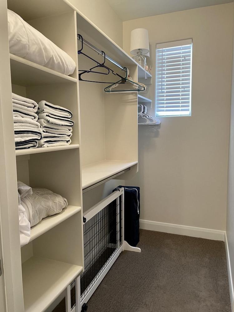 Sunny Ledgeview Retreat