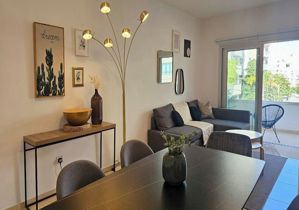 Phaedrus Living: Central Luxury Flat Esperidon 201