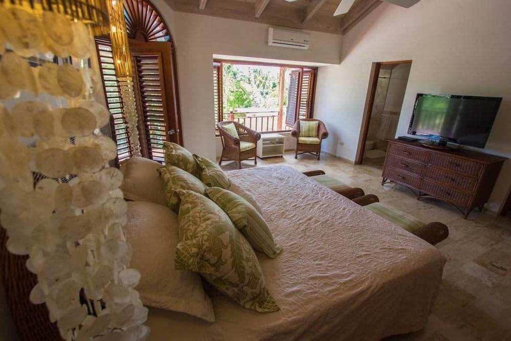 5BR 4.5BA Las Piñas CdC Villa by ASVR