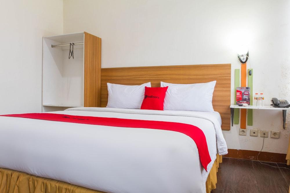 RedDoorz Plus @ Surapati 2