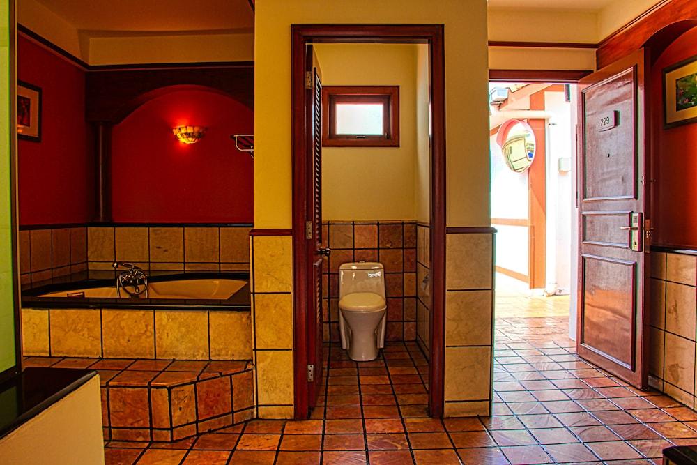 AlexaPD Private Water Chalets