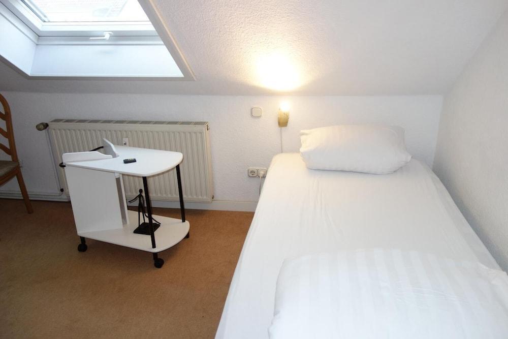 Tolstov-Hotels Generous 3 Room Apartment