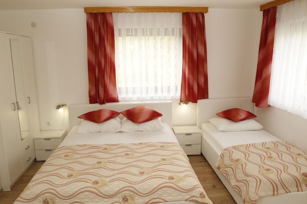 Apartments and Rooms Krizmanic