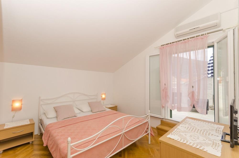 Apartment and Rooms Mate