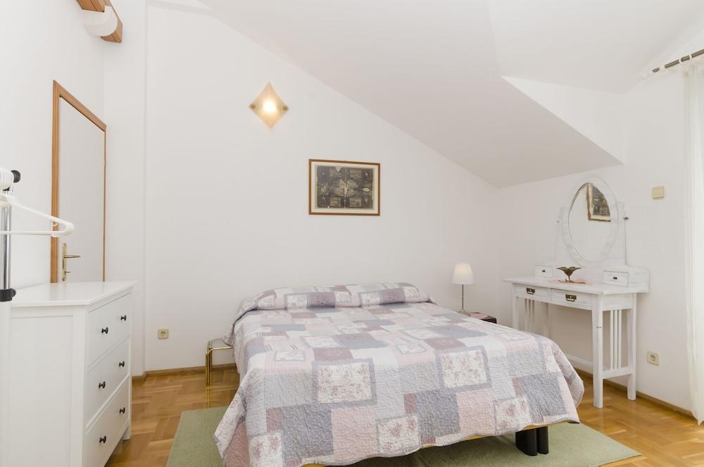 Apartment and Rooms Mate