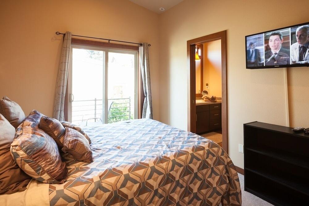 NEW Condo Downwider with Hot Tub, Minutes Away from The Columbia River Gorge by RedAwning