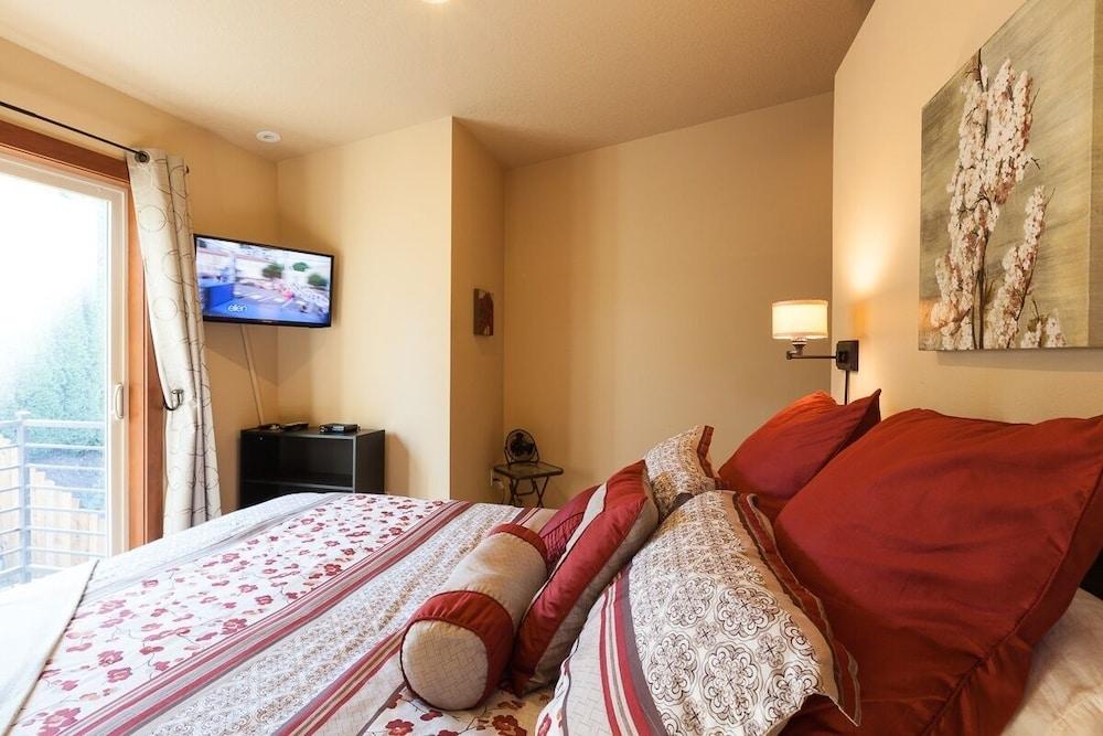 NEW Condo Downwider with Hot Tub, Minutes Away from The Columbia River Gorge by RedAwning