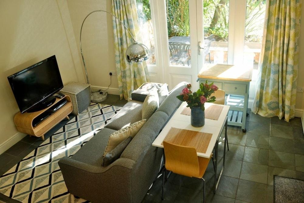 Moseley - House - Sleeps 4 - Parking - Garden