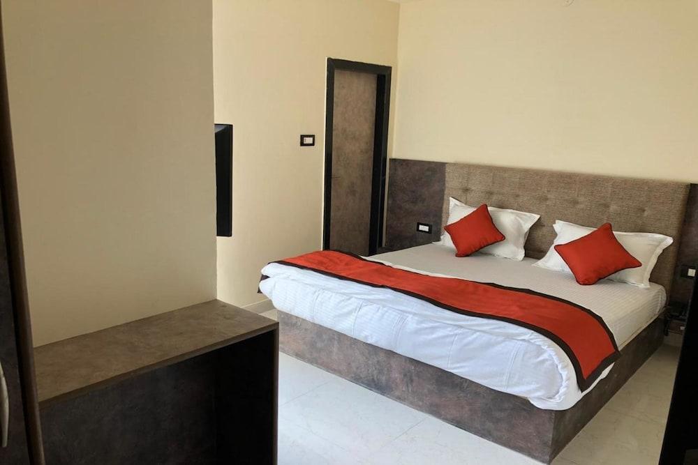 Hotel Frontier Royal