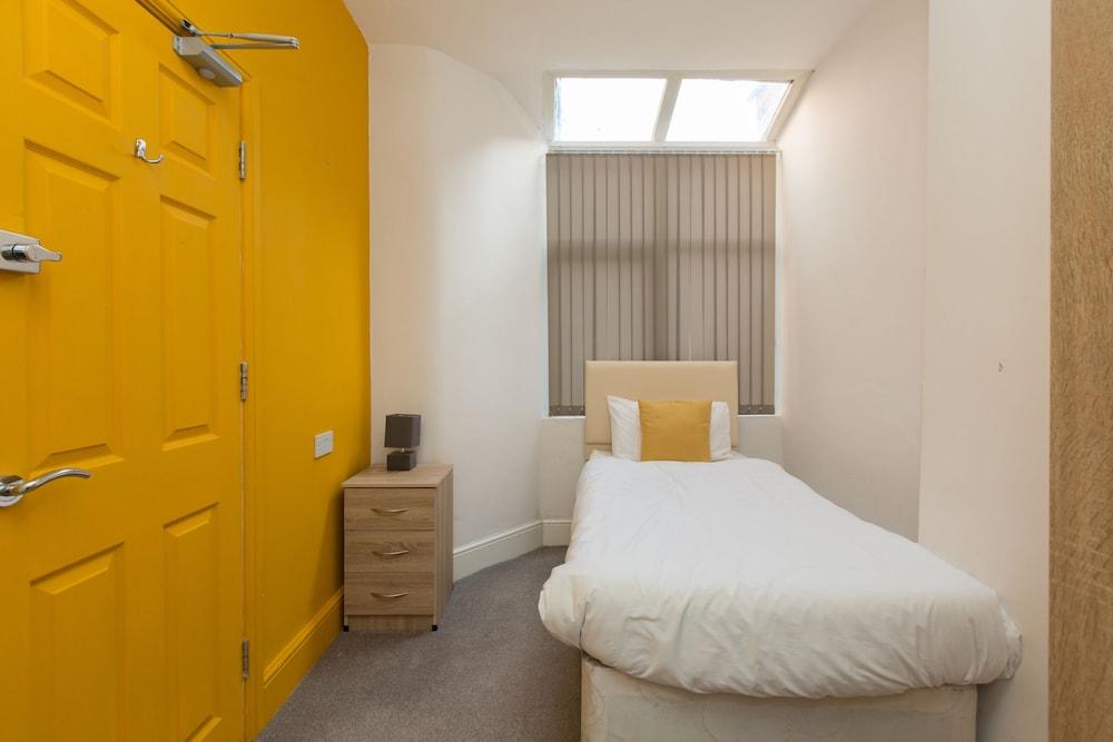 Townhouse @ 27 Electricity St Crewe