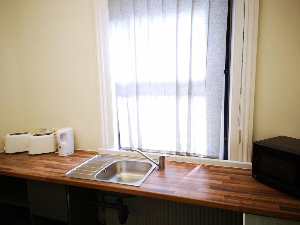 Exchequer Grange - Hostel