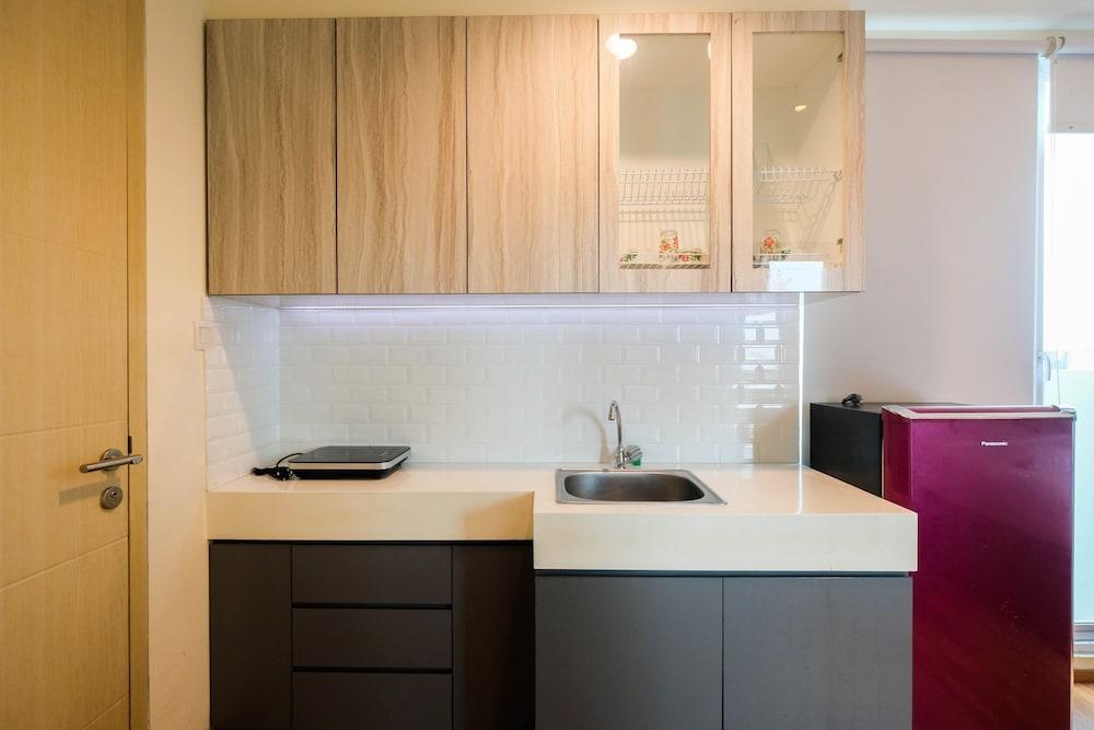 Great Location Studio at Tree Park Apartment