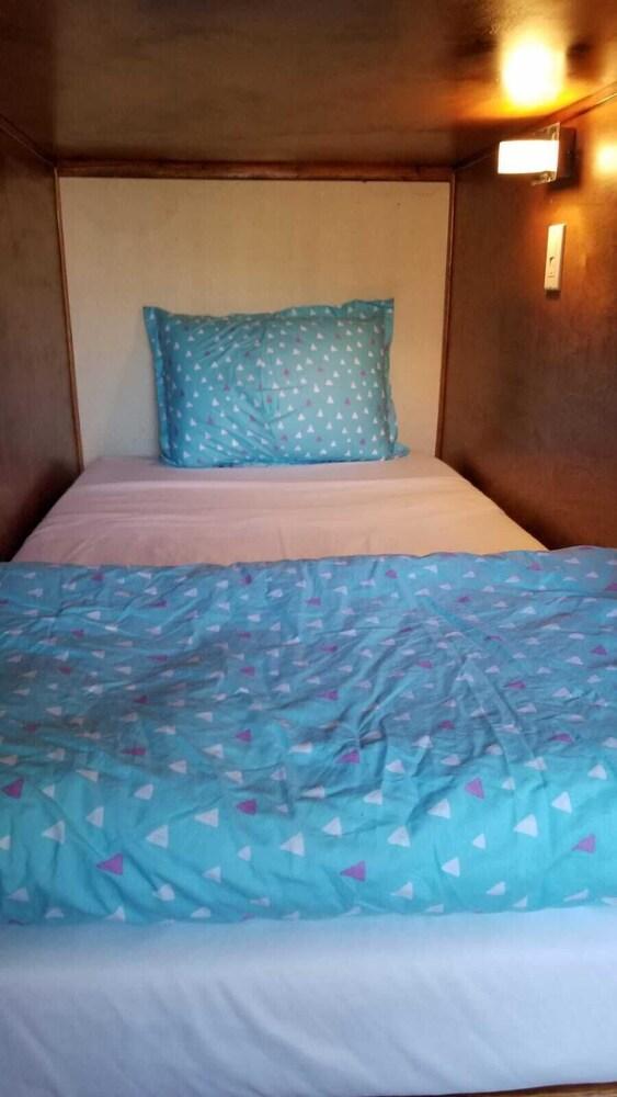 De Alamo Hostile - Hostel