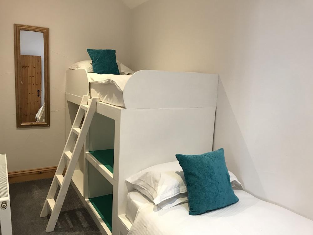 Cornwall Cottages - Helscott Barns