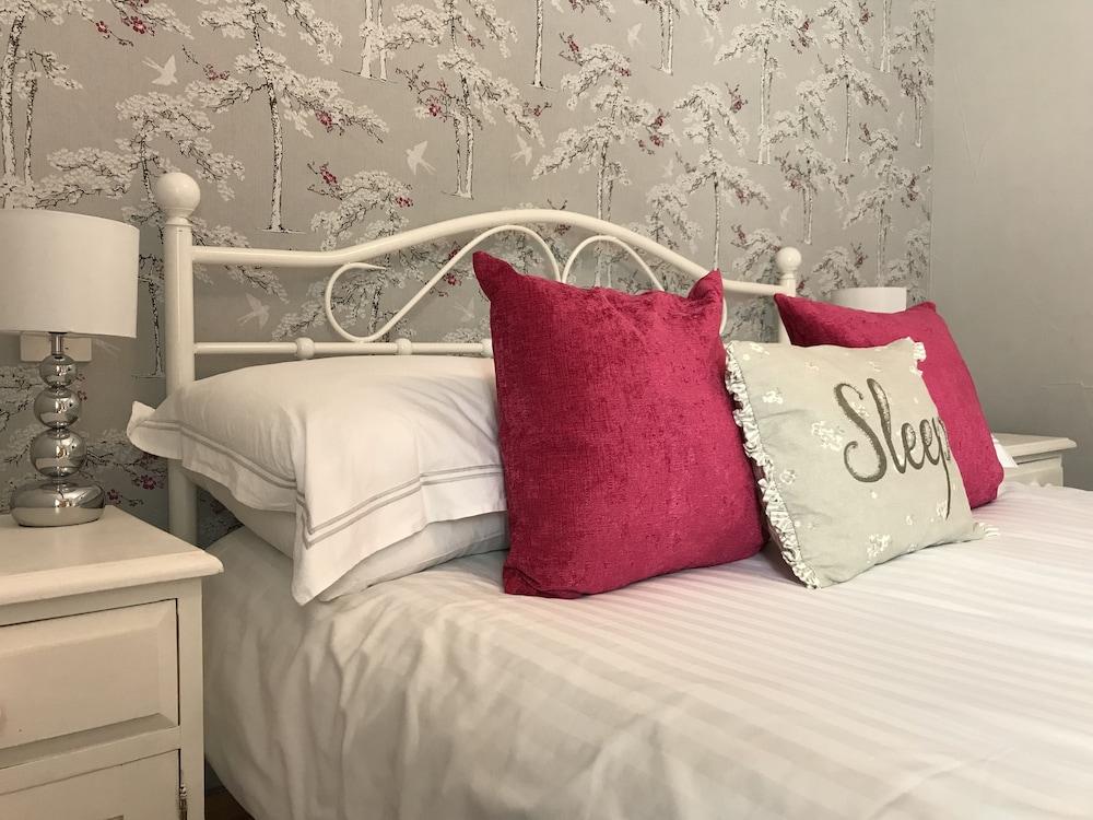 Cornwall Cottages - Helscott Barns